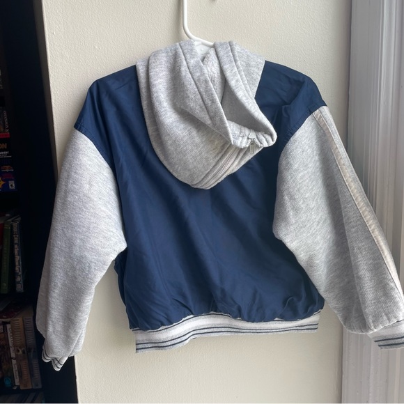 VINTAGE IN DESIGN BLUE GRAY SPORTS APPLIQUÉ HOODED JACKET SIZE 3T - Picture 2 of 3